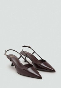 Hnedé lakované slingback podpätky s špicatou špičkou, tenkými členkovými remienkami a malými blokovými podpätkami. Hladká textura a minimalistický dizajn.