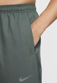 Nike Performance PANT - Trainingsbroek - vintage green black