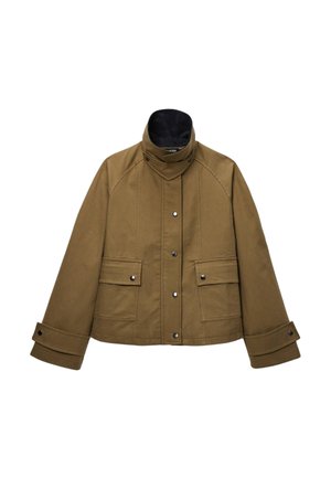 Veste courte marron avec col haut, deux poches avant avec rabat et boutons, et poignets boutonnés sur fond blanc.