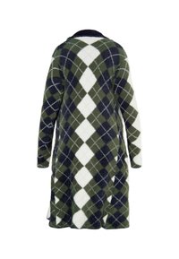 Lång, rutig kappa med en grön, marinblå och vit färgschema. Tillverkad av ett fluffigt material, med krage och långa ärmar.