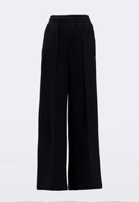 Pantaloni neri a gamba larga con finitura testurizzata, dotati di una vita comoda e un logo minimalista sul lato.