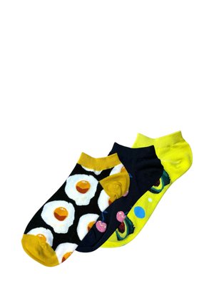Tres pares de coloridos calcetines tobilleros con dibujos de huevo frito, cereza y kiwi sobre fondos negro y amarillo brillante.