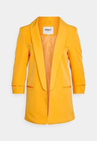 Žlutý šitý blazer s výstřihovým límcem, tříčtvrtečními rukávy a dvěma předními kapsami, vystavený na bílém pozadí.