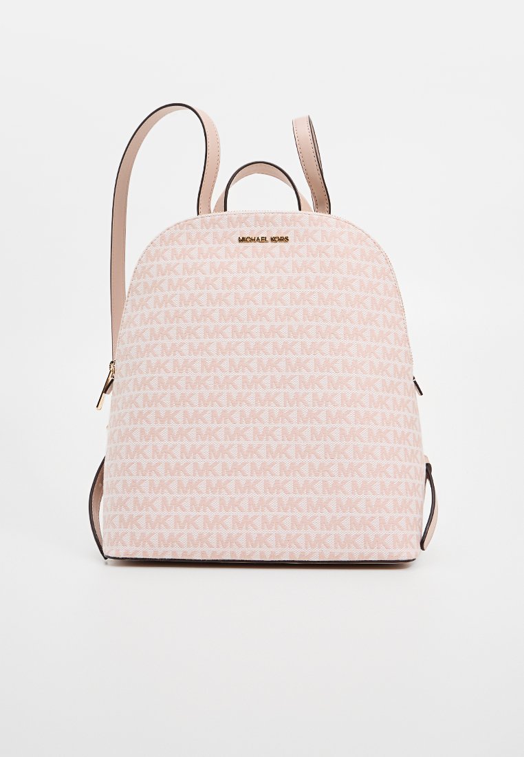 Roze rugzak met patroon en een ronde vorm, voorzien van een logoafdruk, gouden hardware en dubbele verstelbare schouderbanden. Gladde textuur.
