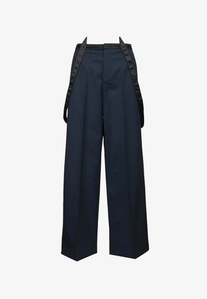 Pantaloni a gamba larga blu navy con bretelle di raso nero che pendono davanti, tagliati a vita alta.
