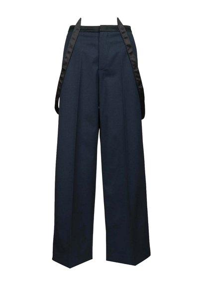 Pantaloni a gamba larga blu navy con bretelle di raso nero che pendono davanti, tagliati a vita alta.