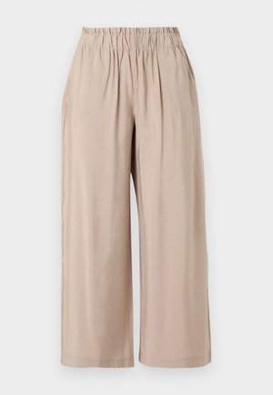 Pantalones beige de corte suelto con cintura elástica, confeccionados con un tejido ligero, exhibidos sobre un fondo blanco.