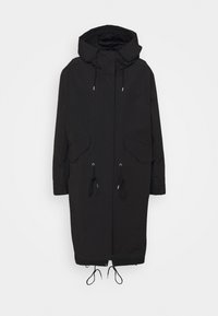 Svart lång parka med huva, dragsnören vid midjan och fållen, dragkedja framtill och två fickor med klaff på en vit bakgrund.