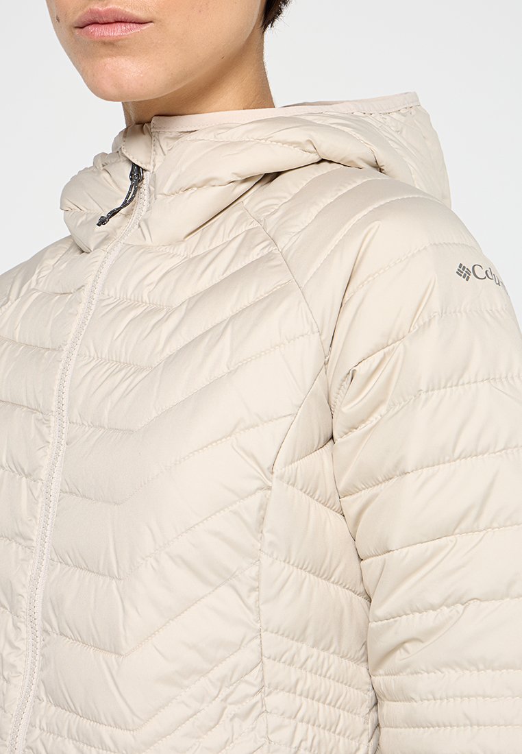 Beige pufferjack met een capuchon, voorzien van een gestikte ontwerp en een rits aan de voorkant. Bevat het merklogo op de schouder. Gladde textuur.