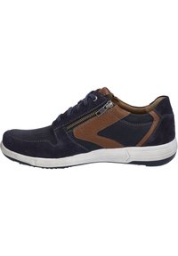 Deportivas de ante azul marino con detalles en cuero marrón, cierre con cordones, detalle con cremallera en el lateral y suela de goma blanca con relieve.