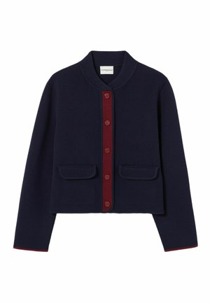 Cárdigan de color navy con canalé, cuello redondo, tapeta de botones en color burdeos y dos bolsillos frontales. Presenta un ribete rojo en contraste a lo largo del dobladillo.