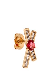 Aranyszínű fülbevaló, közepén ovális vörös kővel, mellette két téglalap alakú átlátszó kővel, kereszt alakban elrendezve.