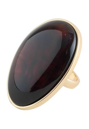 Goldring mit einem großen, polierten ovalen dunkelroten Edelstein mit glatter, glänzender Oberfläche.