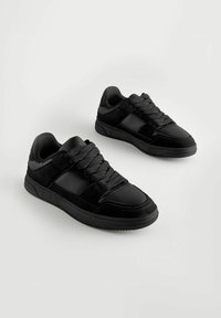 Next COURT- REGULAR FIT - Sportcipő - black