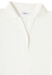 Witte polo met een klassieke kraag, drie knopen sluiting, gemaakt van textuurstof, met een klein merklabel aan de binnenkant van de kraag.