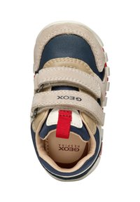 Sneaker in pelle blu navy, con accenti in suede beige e mesh. Dotato di due cinturini in Velcro, linguetta rossa e suola ammortizzata per il comfort.