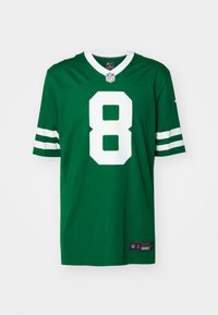 Žalias NFL marškinėlis su baltais akcentais, su 8 numeriu priekyje ir baltais dryžuotais rankovėmis. Medžiaga atrodo lygi ir lengva.