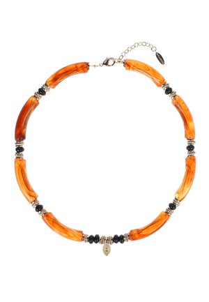 Collier couleur ambre composé de perles courbes en résine, accents noirs, ferrures en or et un pendentif feuille pour le détail.