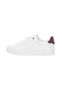 Sneaker bianco in pelle, con suola piatta, lacci bianchi e un accento bordeaux sul tallone. Texture liscia con dettagli perforati.