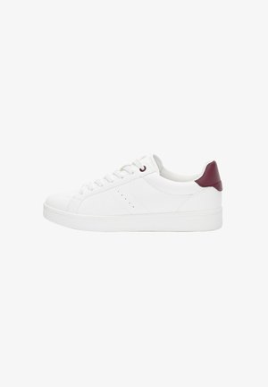 Baskets blanches en cuir, dotées d'une semelle plate, de lacets blancs et d'un accent bordeaux sur le talon. Texture lisse avec un détail perforé.