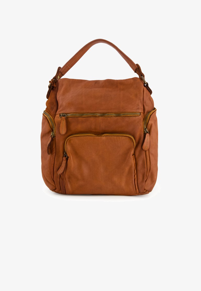 Sac à dos en cuir marron avec une poignée supérieure, deux poches zippées à l'avant et une texture douce. Présente des accents zippés et un design structuré.