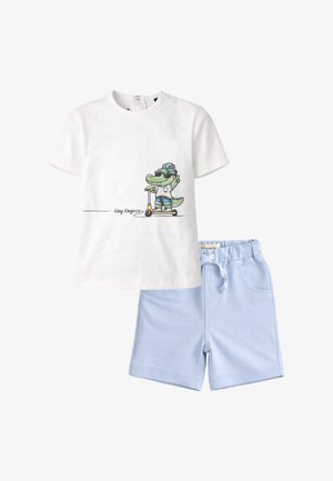 Camicia bianca a maniche corte con coccodrillo in stile cartone animato su monopattino e pantaloncini con vita elastica azzurri, tasche e coulisse.