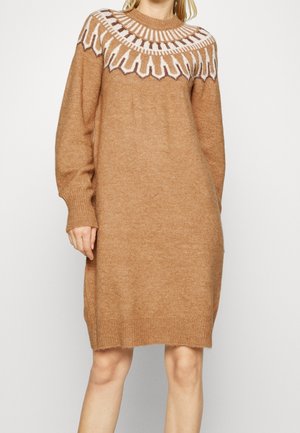 Knielanges braunes Strickkleid mit weißem und dunkelbraunem geometrischem Muster am Ausschnitt und langen Ärmeln.