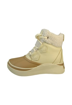 Høye sneakers laget av beige lær med en kremfarget kunstpelskrage, med en teksturert gummisåle og kontrastfargede detaljer.