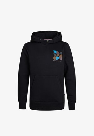 Sort hættetrøje med et grafisk design, der viser blå, brune og tan former. Sat sammen med lyseblå denimjeans og hvide sneakers.