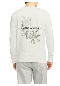 Sudadera gris claro con un gráfico de hojas de palma y pájaros, con el texto "JACK & JONES". Corte relajado y puños acanalados.