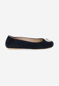 Ballerine in suede blu navy con punta rotonda, bordino elasticizzato e dettaglio in metallo argentato sul davanti. Suola piatta.