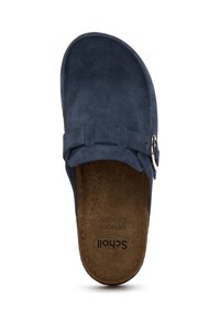 Zoccolo in suede blu navy con fibbia laterale regolabile e soletta in memory foam marrone, visto dall'alto su uno sfondo bianco.