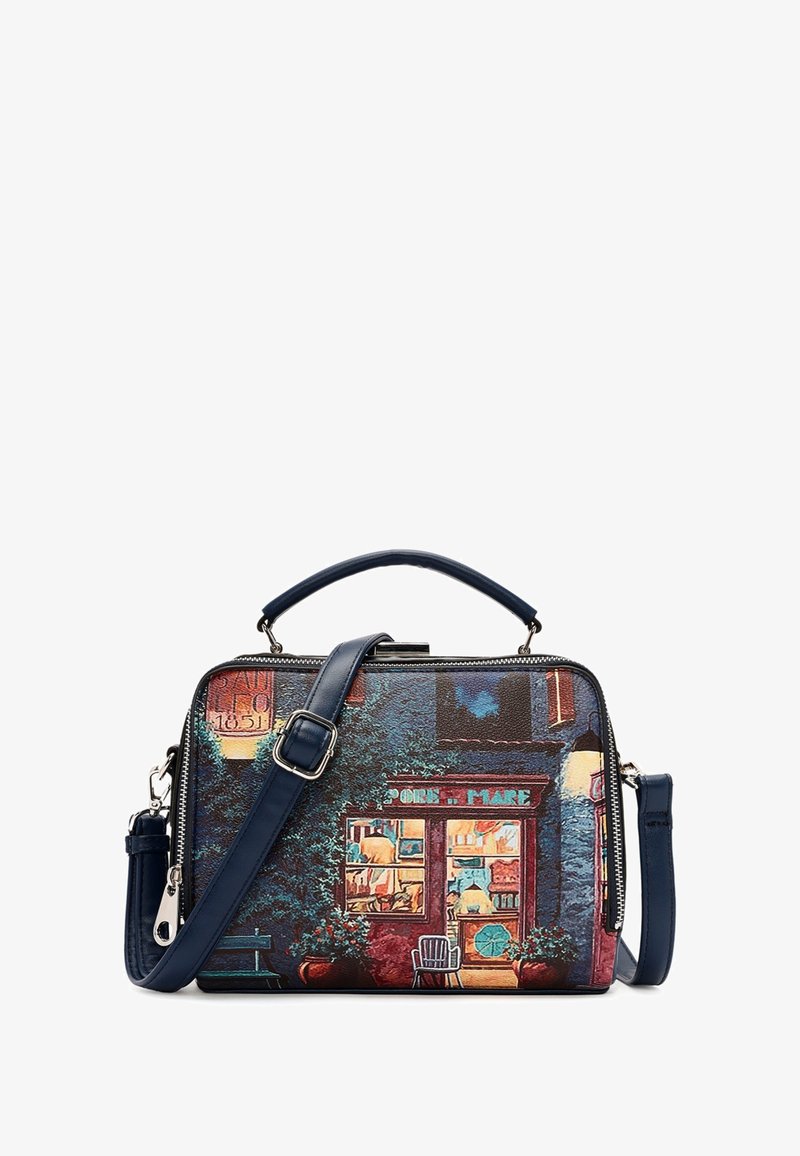 Borsa strutturata con design stampato di un caffè. Realizzata in tessuto testurizzato, con manico blu navy e spallaccio regolabile. Finiture in argento.