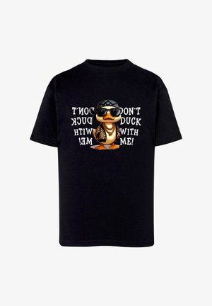 Czarny T-shirt z kreskówkową kaczką w okularach przeciwsłonecznych, bandanie, złotych łańcuchach i kurtce w panterkę, z odwróconym napisem "Nie zadzieraj ze mną!"