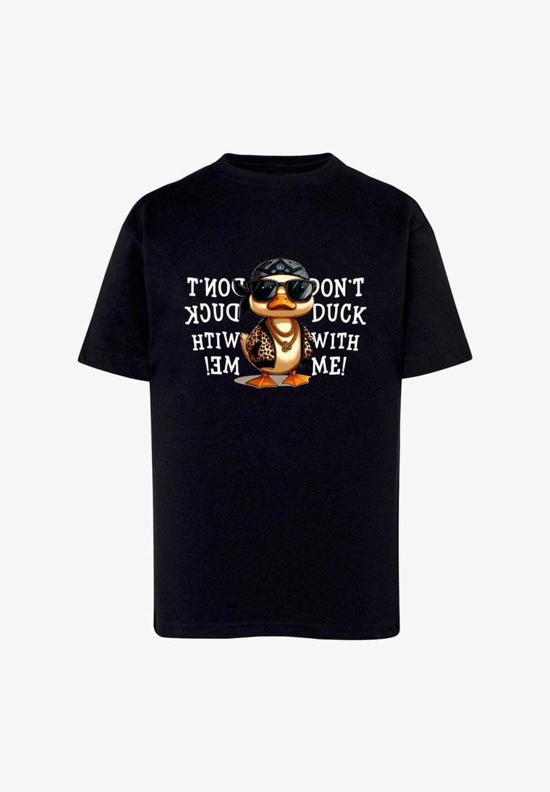 Czarny T-shirt z kreskówkową kaczką w okularach przeciwsłonecznych, bandanie, złotych łańcuchach i kurtce w panterkę, z odwróconym napisem "Nie zadzieraj ze mną!"