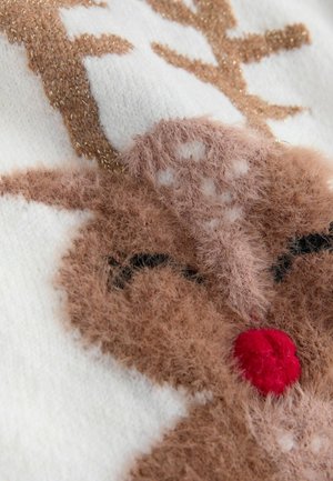 Suéter blanco de punto con diseño de reno. El reno tiene un pelaje marrón suave, una nariz roja y detalles en tonos dorados.