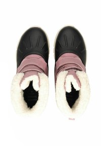 Černé gumové a růžové syntetické sněhule s bílou umělou kožešinou uvnitř a texturovanou podrážkou. Mají dvojité popruhy pro bezpečné uchycení.