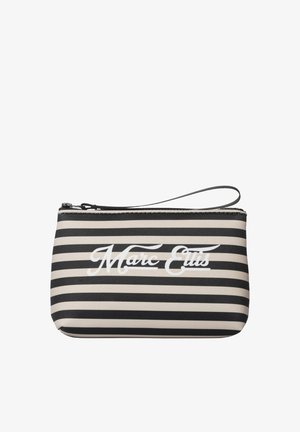 Kleine schwarz-beige gestreifte Handgelenktasche mit Reißverschluss und weißem kursivem "Marc Ellis"-Logo auf der Vorderseite.
