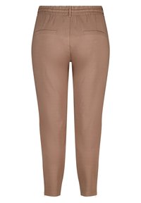 Pantalons avec taille élastique marron, dotés de deux poches arrière et de jambes fuselées. Tissu lisse sans motifs visibles ni détails matériels.
