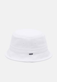 Weißer Bucket Hat aus strukturiertem Stoff. Verfügt über Lüftungslöcher und einen genähten Rand. Zeigt ein kleines schwarzes Lacoste-Logo-Tag.