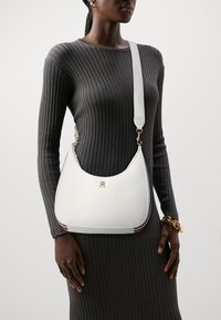 Tommy Hilfiger ESSENTIAL CROSSOVER CORP - Handtasche - ecru