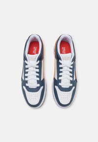 Puma GAME UNISEX - Αθλητικά παπούτσια - white/fall foliage/inky blue/new navy/gold