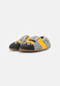Grå og sorte filt slippers med en gul stribe. Har et mønsterdesign, der ligner et køretøj på tåområdet. Flad gummisål.