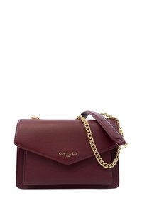 Borsa a mano in pelle bordeaux con tracolla in catena dorata. Presenta una chiusura a patta in stile busta e un logo impresso sul fronte. Superficie texturizzata.