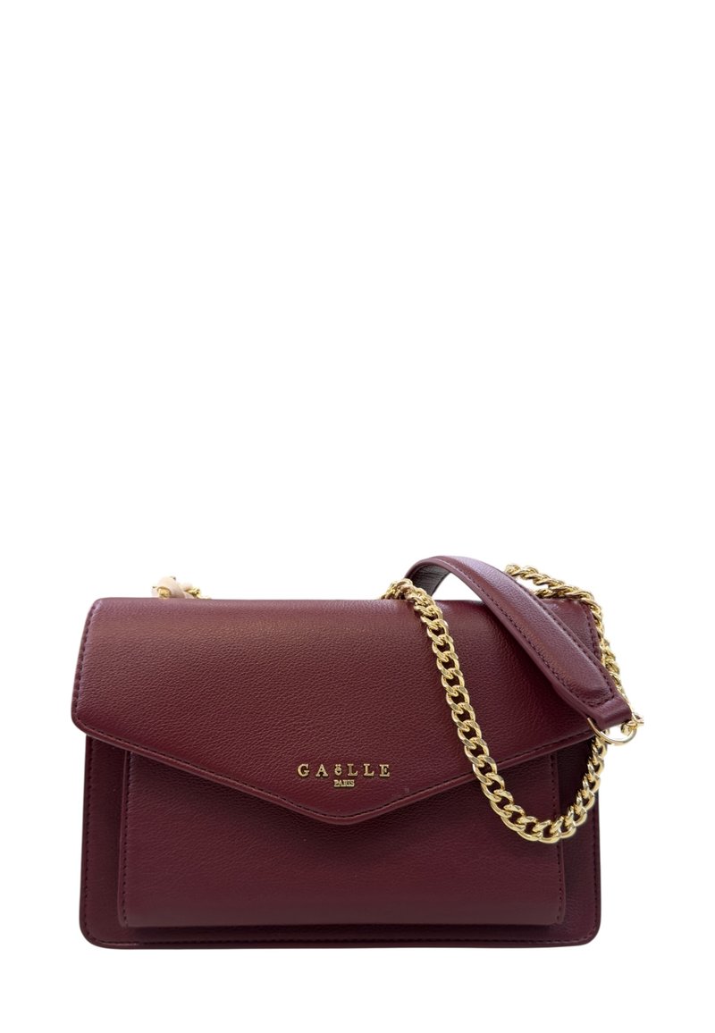 Borsa a mano in pelle bordeaux con tracolla in catena dorata. Presenta una chiusura a patta in stile busta e un logo impresso sul fronte. Superficie texturizzata.