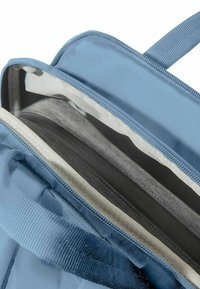 Bolsa azul con cremallera, exterior liso, forro interior de color claro y compartimentos organizativos para llevar lo esencial.