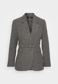 Blazer cinza em padrão pied-de-poule com um design de botonadura simples, lapelas em bico, cintura cingida, bolsos laterais e tecido texturizado.