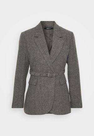 Grau karierter Blazer mit einreihigem Design, Reverskragen, tailliertem Gürtel, seitlichen Taschen und strukturiertem Stoff.