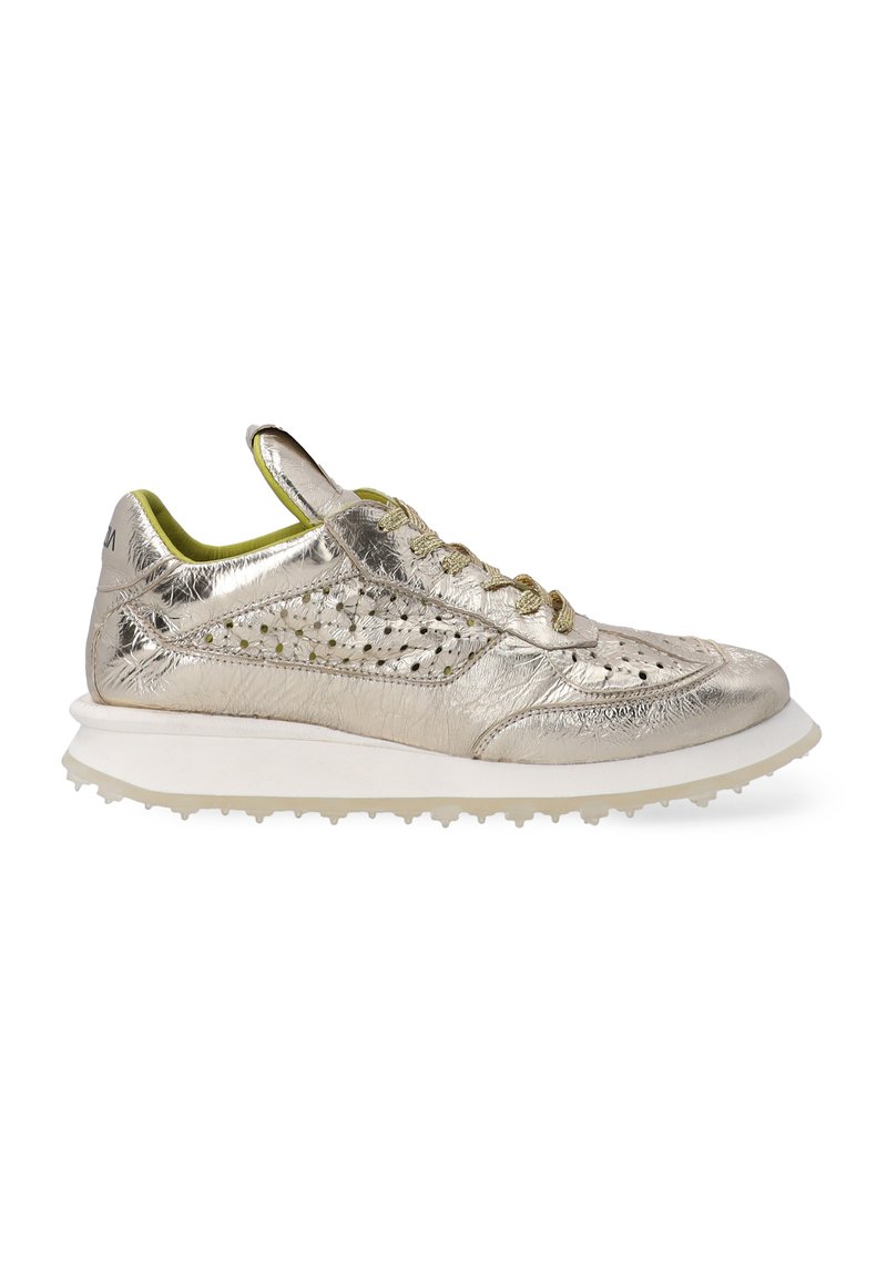 Metallic zilveren sportieve schoen met geperforeerde details, groene Accenten en een textuur bovenwerk. Voorzien van een witte zool en rubberen spikes.