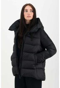 Schwarze wattierte Jacke mit hohem Kragen, Reißverschluss und Fronttaschen. Das Material ist glänzend und das Design weist ein strukturiertes, gestepptes Muster auf.